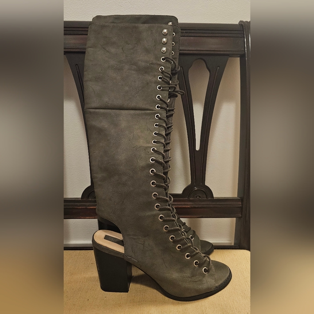 Forever 21 Stylish Gray Knee-High Lace-Up Boots - Size 7